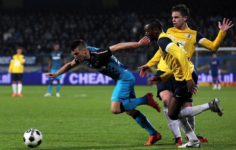 依旧冷静应 依旧冷静应